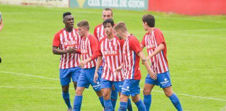 Los jugadores del Sporting B celebran su único gol de la pretemporada