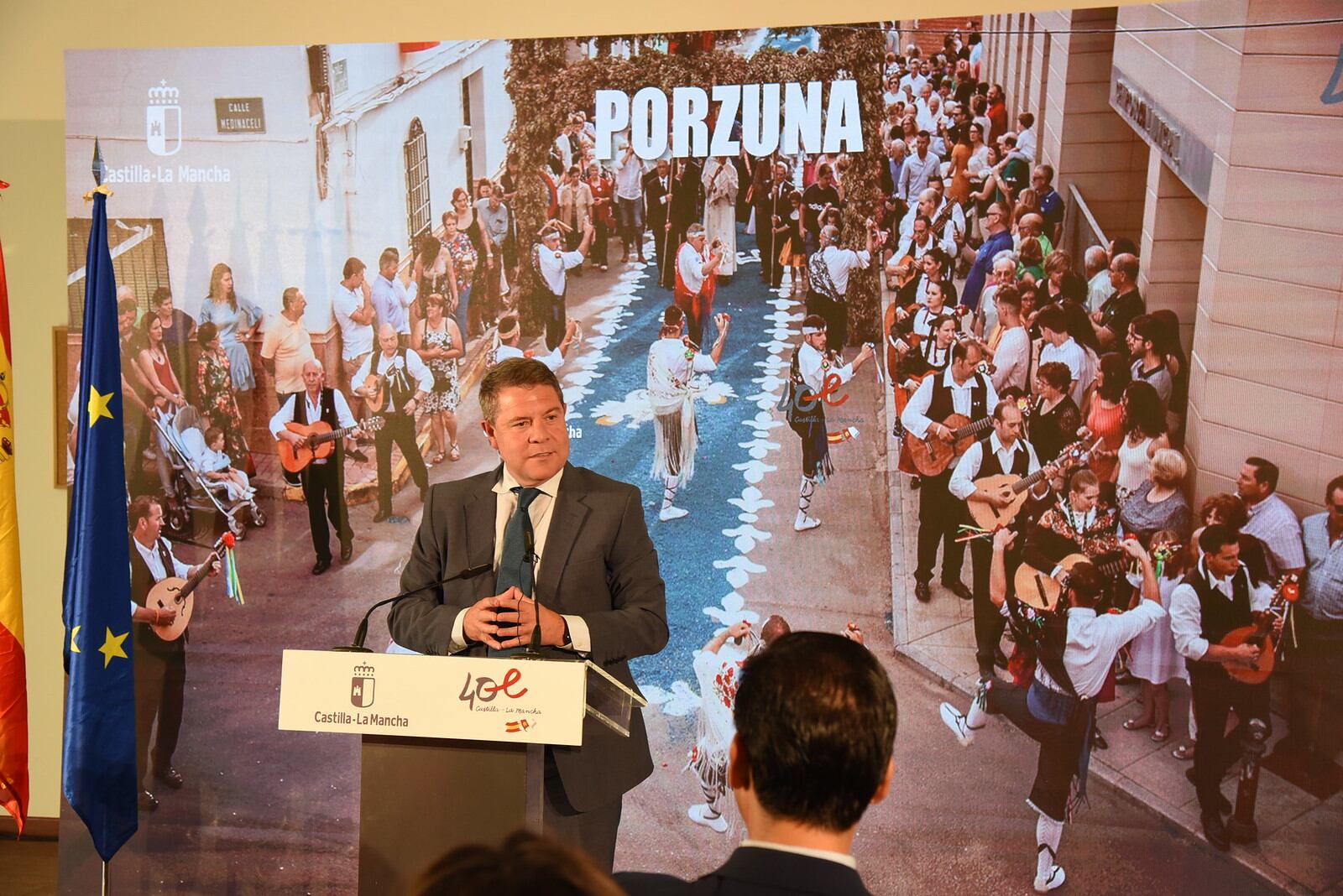 Emiliano García-Page, durante su participación en el Corpus Christi de Porzuna