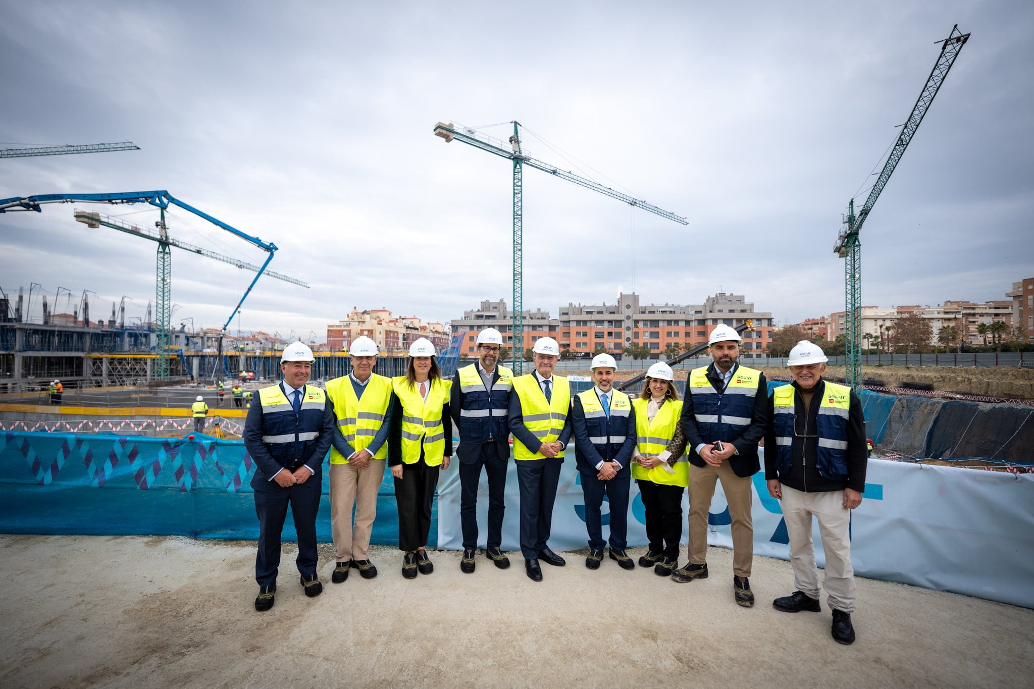 El alcalde de Málaga, Francisco de la Torre, y el rector de la Universidad Europea de Andalucía, Daniel Hormigo, han visitado este lunes las obras para la construcción del Campus que está institución va a instalar en Málaga en una parcela ubicada en la calle Navarro Ledesma en el distrito de Teatinos.