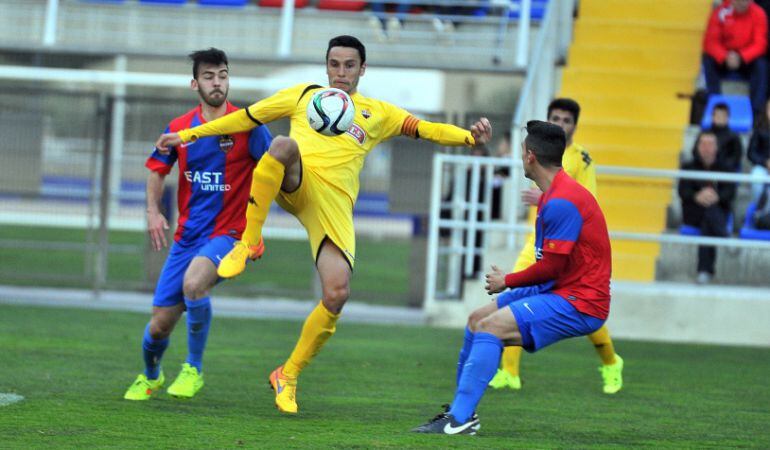 Ramón Folch intenta controlar una pilota.