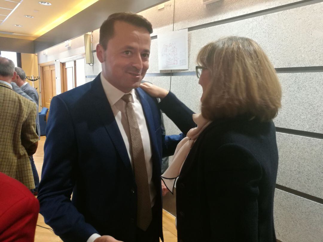 Del Pozo saluda a su predecesora en el cargo Resurrección Pascual durante su toma de posesión esta mañana en Delegación territorial