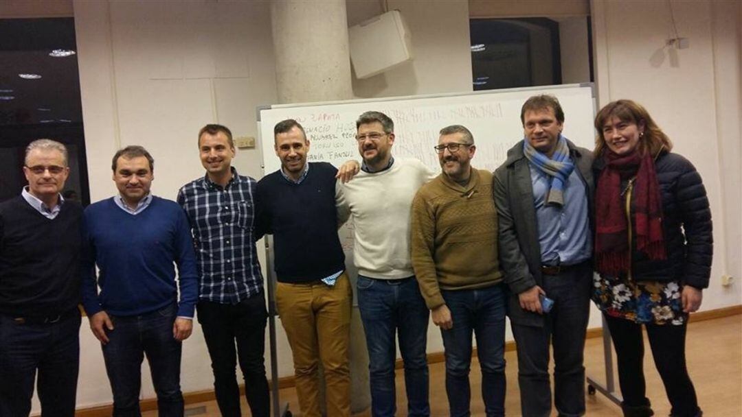 Manuel Iñarra (segundo por la izqda) acompañado de miembros del partido