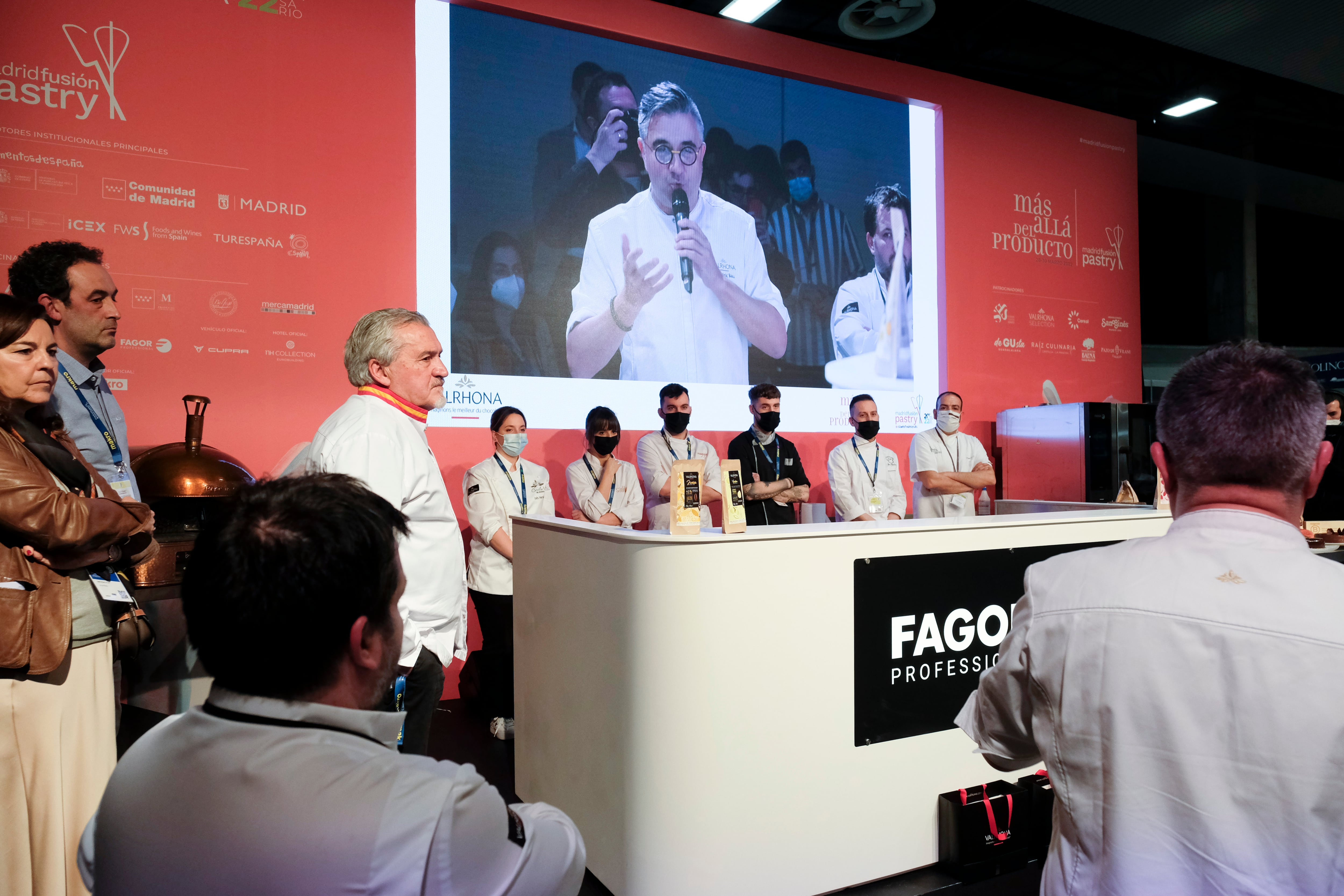 Los participantes del I Concurso Mejor Tarta de Chocolate de España, escuchando la decisión del jurado.