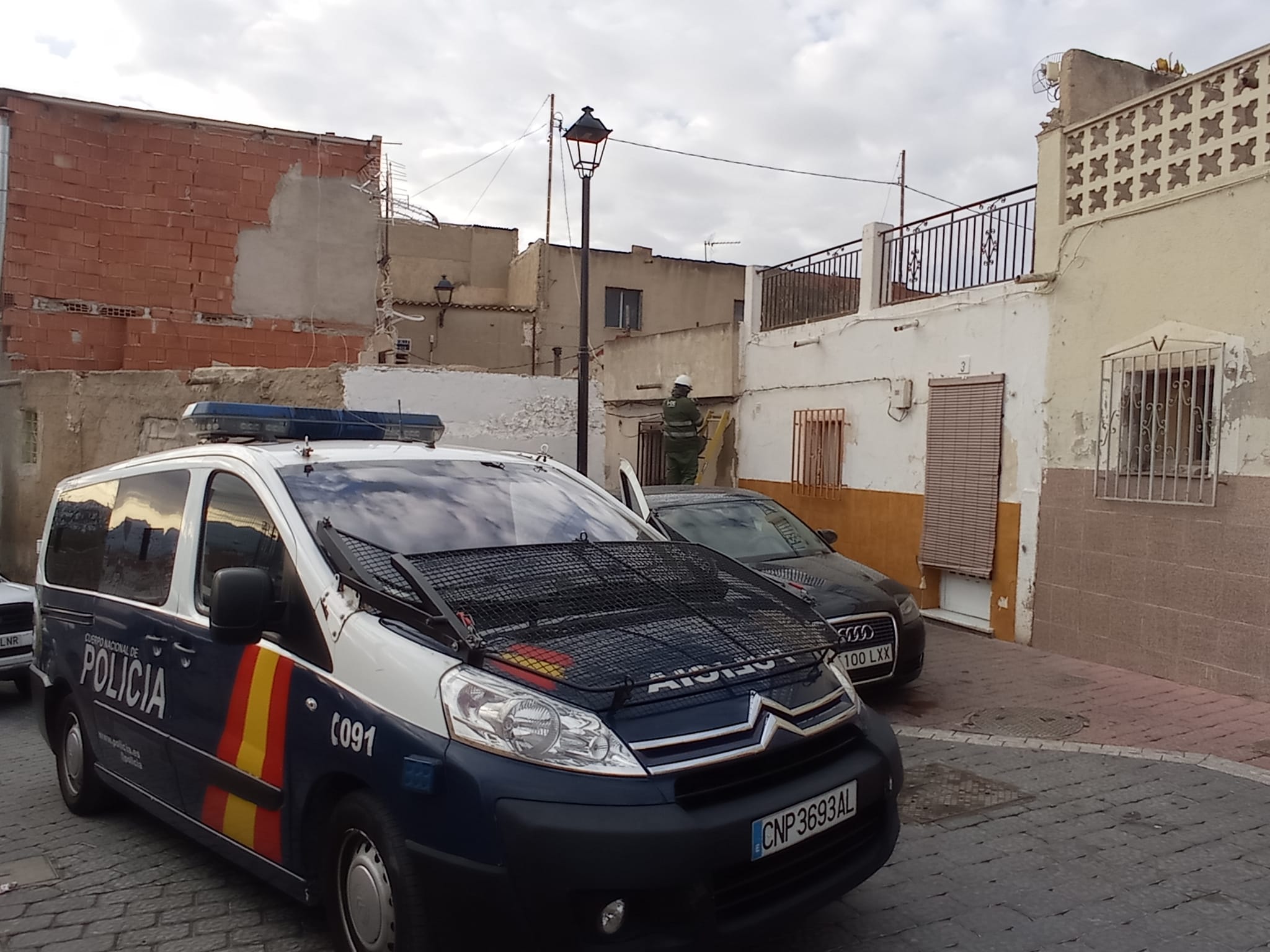 Técnico de Iberdrola procediendo al corte de la luz en una de las viviendas enganchadas ilegalmente