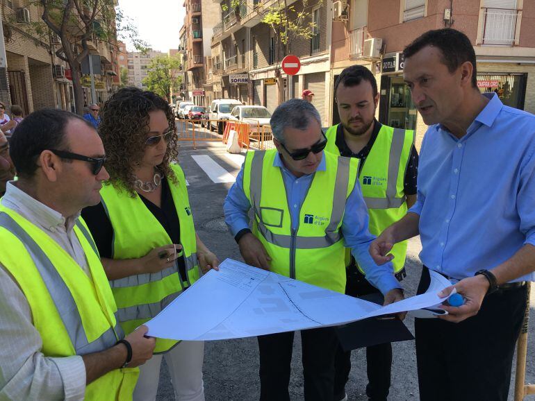 El alcalde y el concejal de Aguas acuden a la zona donde se está termiando las obra de la segunda fase del colector de Carrús