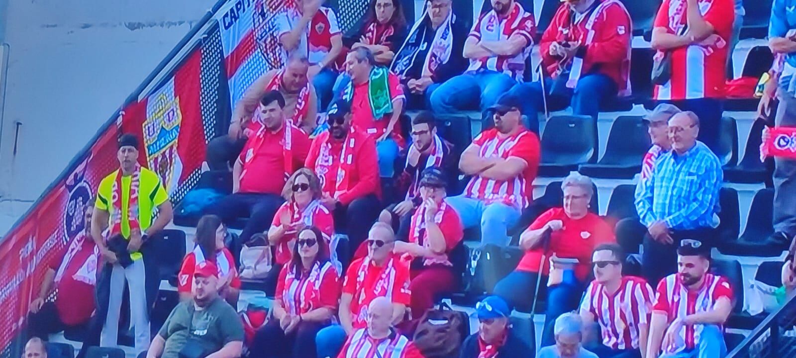 Los seguidores del Almería consternados en la grada visitante.