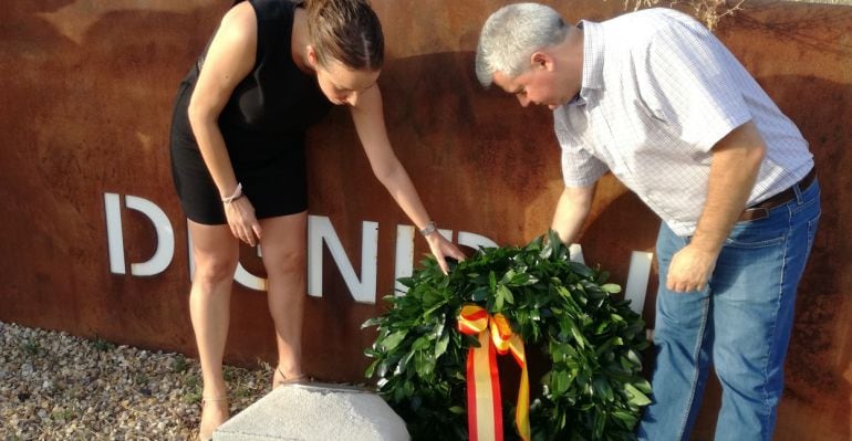 Lucía Fernandez, portavoz del PP y Narciso Romero, alcalde de Sanse (PSOE) en el homenaje a Miguel Ángel Blanco