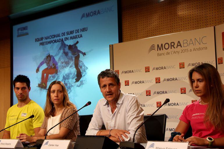 Els esportistes Lluís Marín i Maeva Estévez junt amb la directora de comunicació de MoraBanc, Mireia Mestre i el director tècnic de la FAE, Carles Visa.