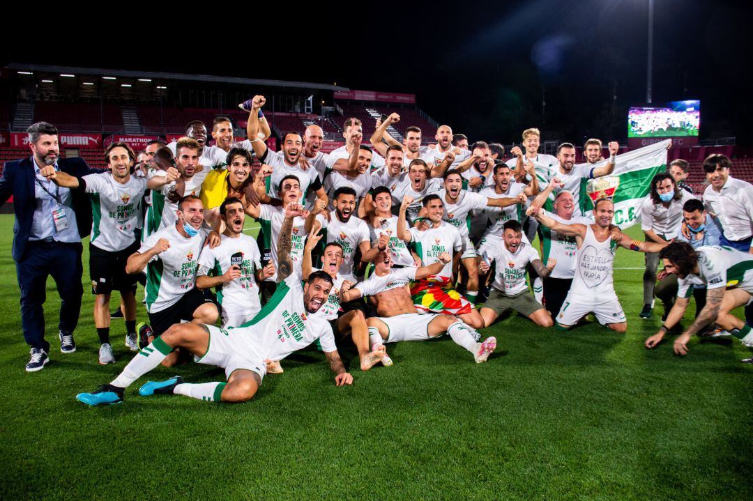 Los jugadores del Elche celebran el ascenso a Primera en Girona