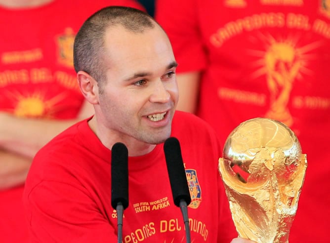 Andrés Iniesta con el trofeo que acredita como Campeón del Mundo