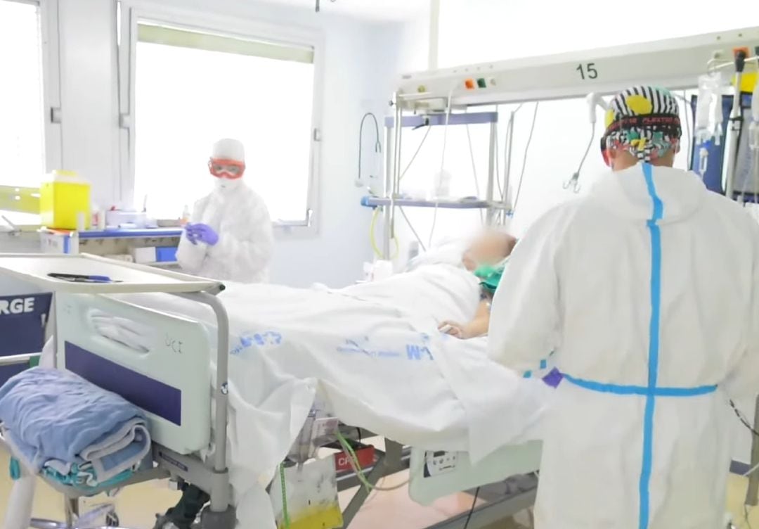 Imagen de la atención a un paciente ingresado en el Hospital Universitario Severo Ochoa de Leganés.