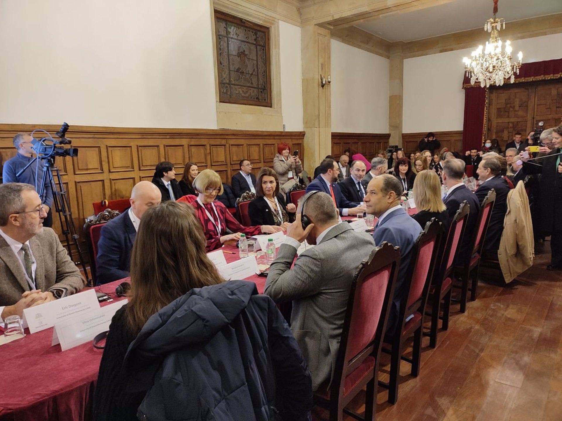 Un momento de la reunión celebrada en el Paraninfo del edificio histórico de la Universidad, con el rector y el presidente del Principado en el centro de la mesa.