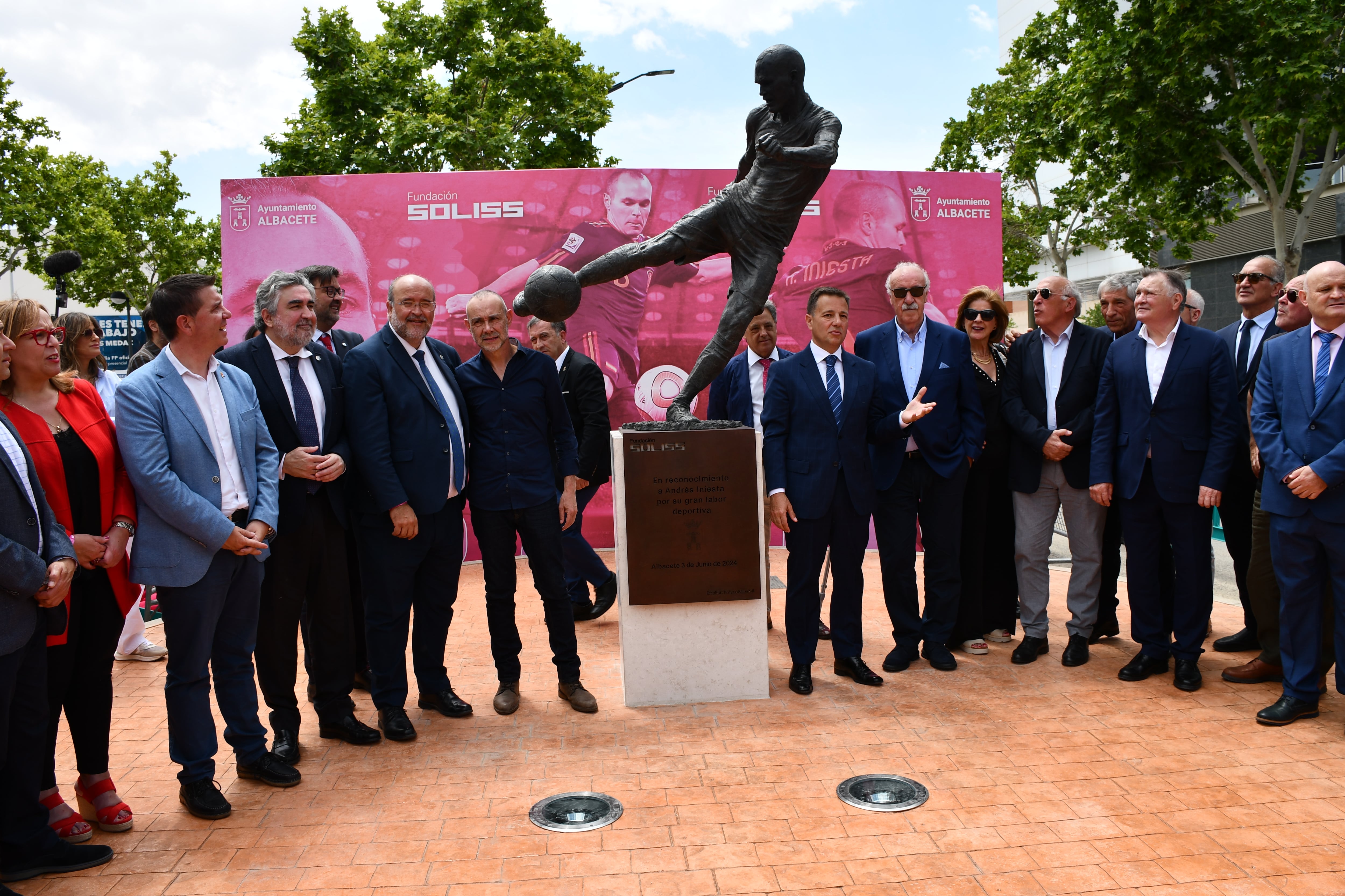 Inauguración de la escultura de Iniesta en Albacete