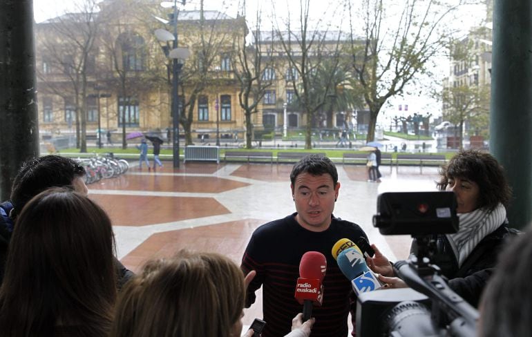 GRA051 SAN SEBASTIÁN, 04/01/2015.- El parlamentario vasco de EH Bildu Hasier Arraiz en declaraciones a la prensa sobre la actualidad política, hoy en San Sebastián. EFE/Javier Etxezarreta