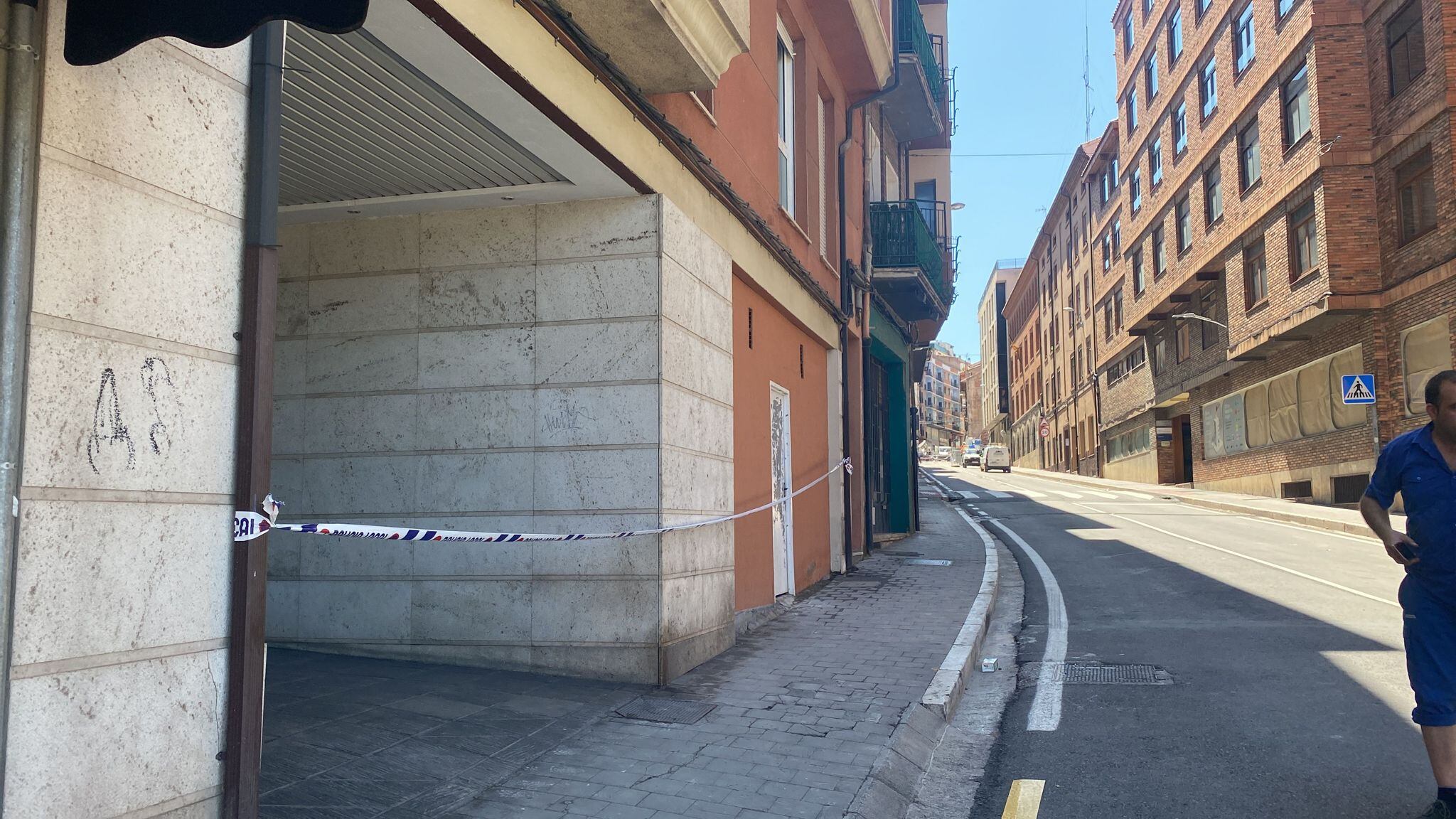 Un bloque de 13 viviendas de la Calle San Francisco de Teruel ha sido desalojado esta madrugada, después de que los vecinos viesen grietas en la escalera, donde viven tres familias. Es el número 51 y está justo en frente del edificio que hace poco más una semana se derrumbó, el pasado martes.  Muchos de los pisos del edificio desalojado hoy están vacíos.