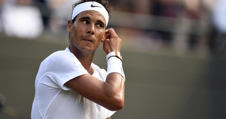 Rafa Nadal se coloca el cabello en un partido de Wimbledon