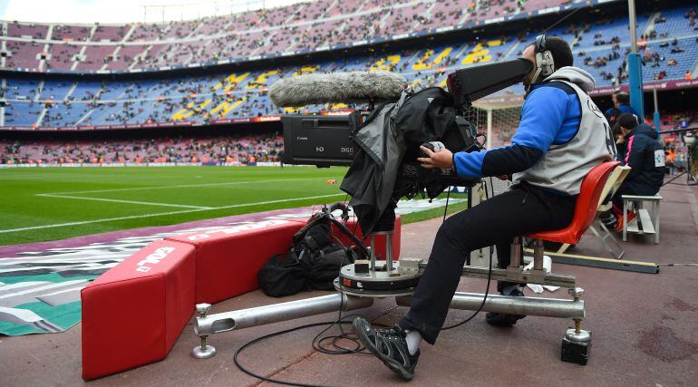 Un operador de cámara, en el Camp Nou.