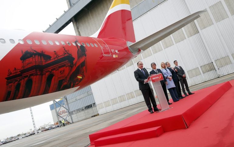 (De i. a d.) El presidente de Iberia, Luis Gallego, acompañado del embajador de Japón en España, Masashi Mizukami; la presidenta de la Comunidad de Madrid, Cristina Cifuentes; el presidente de AENA, José Manuel Vargas, y el patinador Javier Fernández; dur