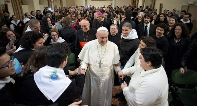 El papa Francisco, recibido durante una visita pastoral a la Basílica del Sacro Santo en el centro de Roma