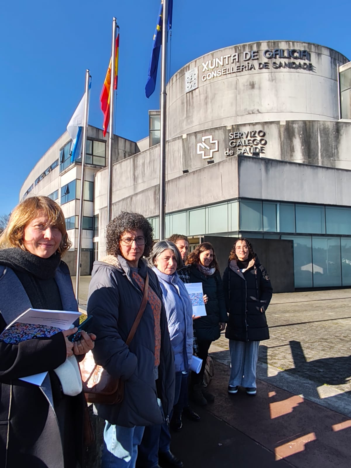 Socias de querENDO en las instalaciones de la Consellería de Sanidade
