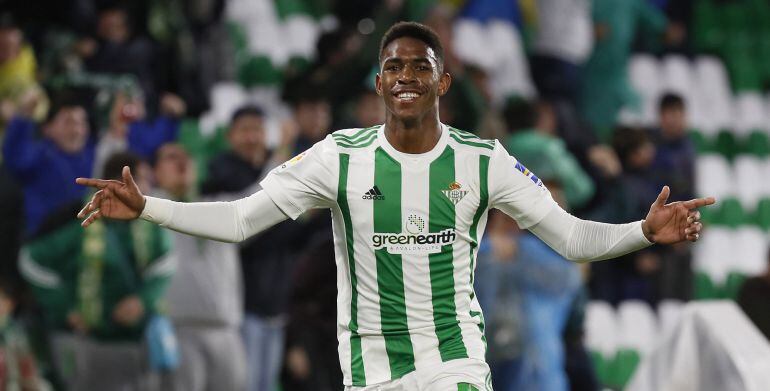 Junior Firpo celebra su gol