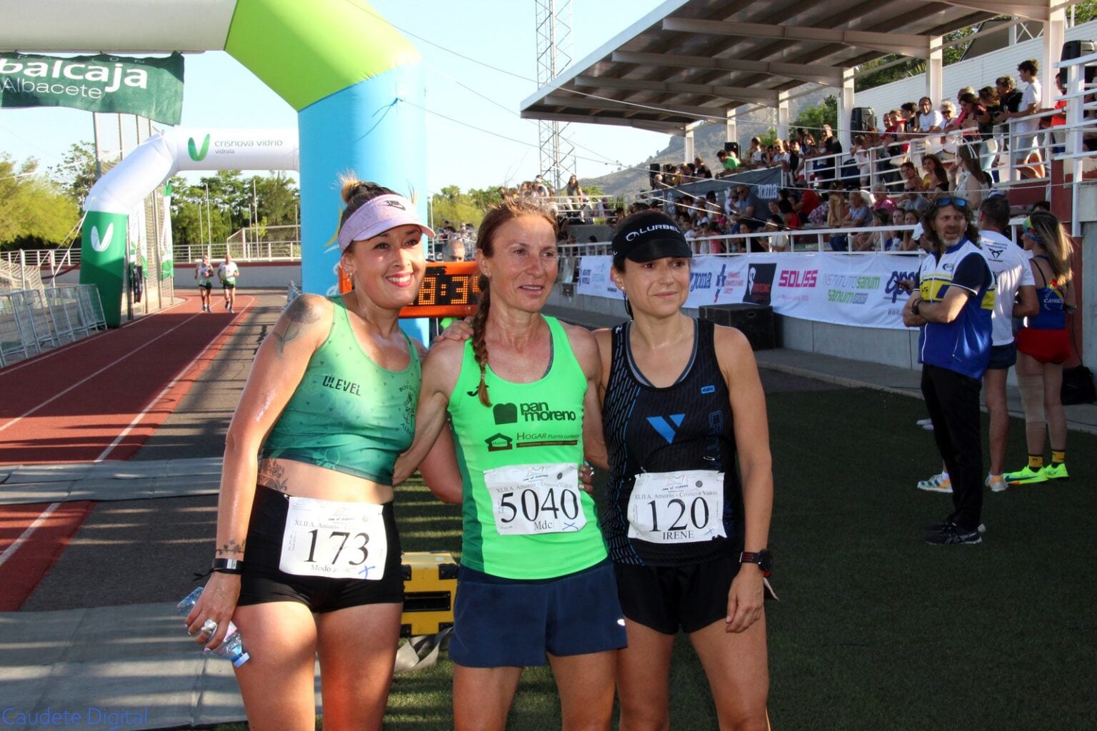 Las tres primeras corredoras en llegar a meta