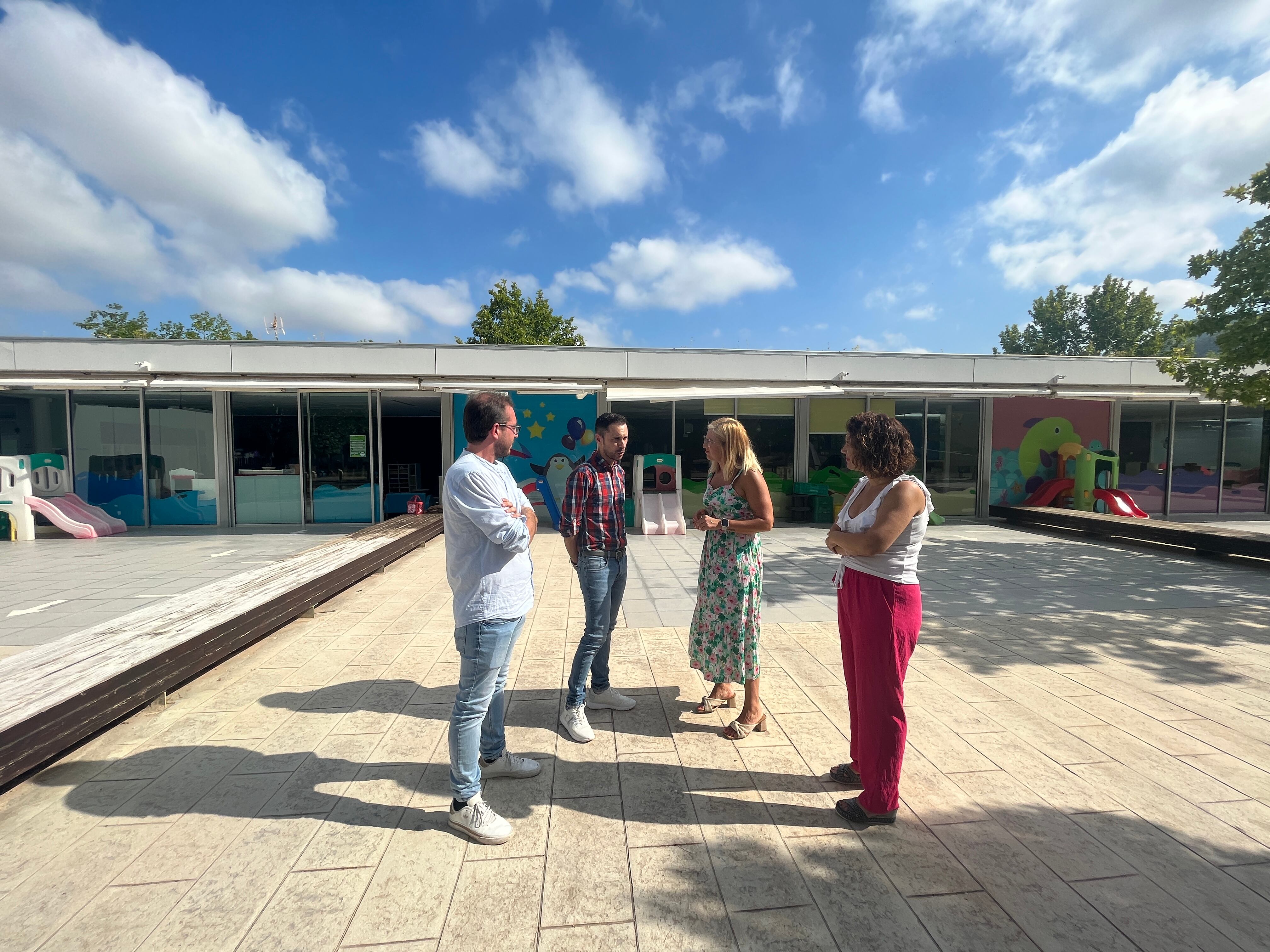 Patricia Martínez, concejala de Educación, Irene Navarro, alcaldesa de Petrer y David Morcillo, concejal de Urbanismo, en la Escuela Infantil Virgen del Remedio.