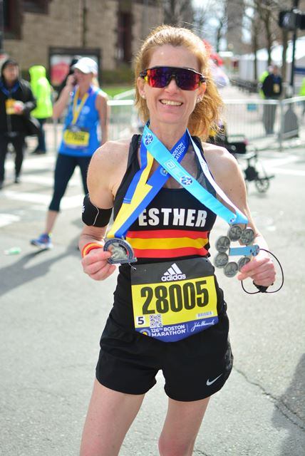 Esther Medina con las medallas de la Maratón de Boston y de las &#039;Seis Grandes Maratones&#039;