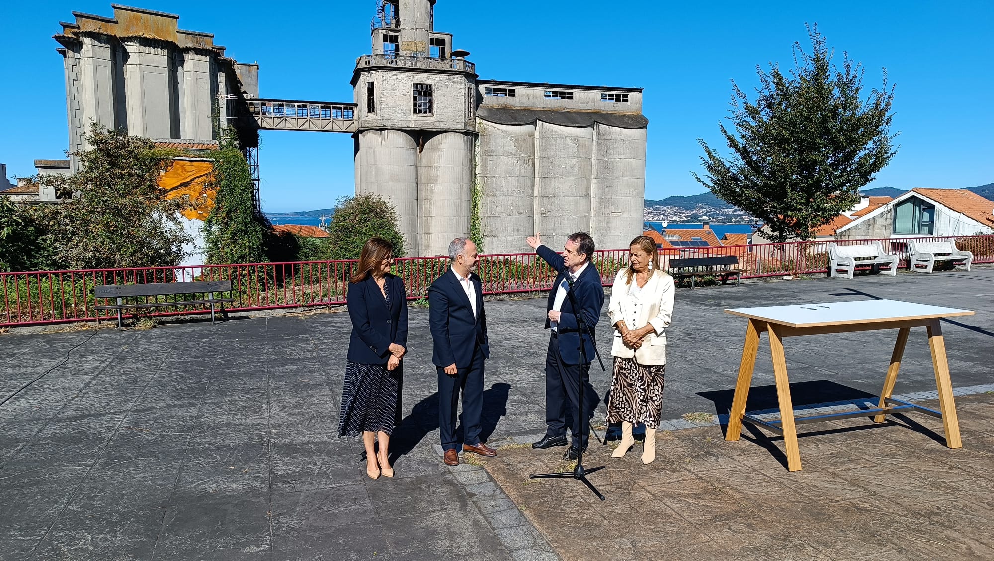 Abel Caballero, Carmela Silva, David Regades y María José Caride, frente a las torres de la Panificadora en Vigo