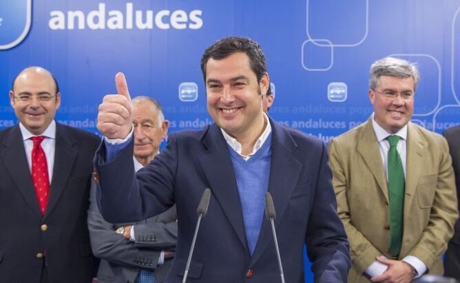 El secretario de Estado de Servicios Sociales e Igualdad, Juan Manuel Moreno, hace un gesto junto a los secretarios provinciales del partido popular andaluz