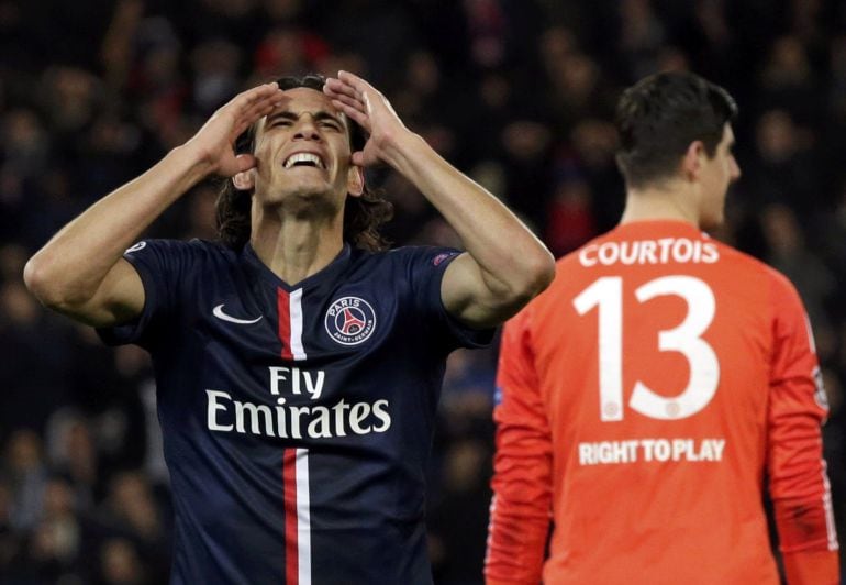 Cavani lamenta una acción desperdiciada ante Thibaut Courtois