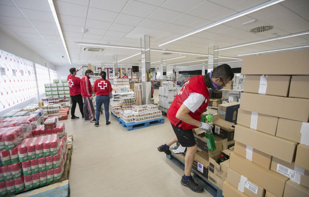 Alimentos en Fira Mercat que ha cedido sus instalaciones a la Cruz Roja de Gandia 