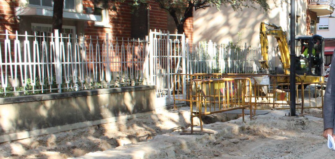 Sigue cortado un carril en Simón Abril