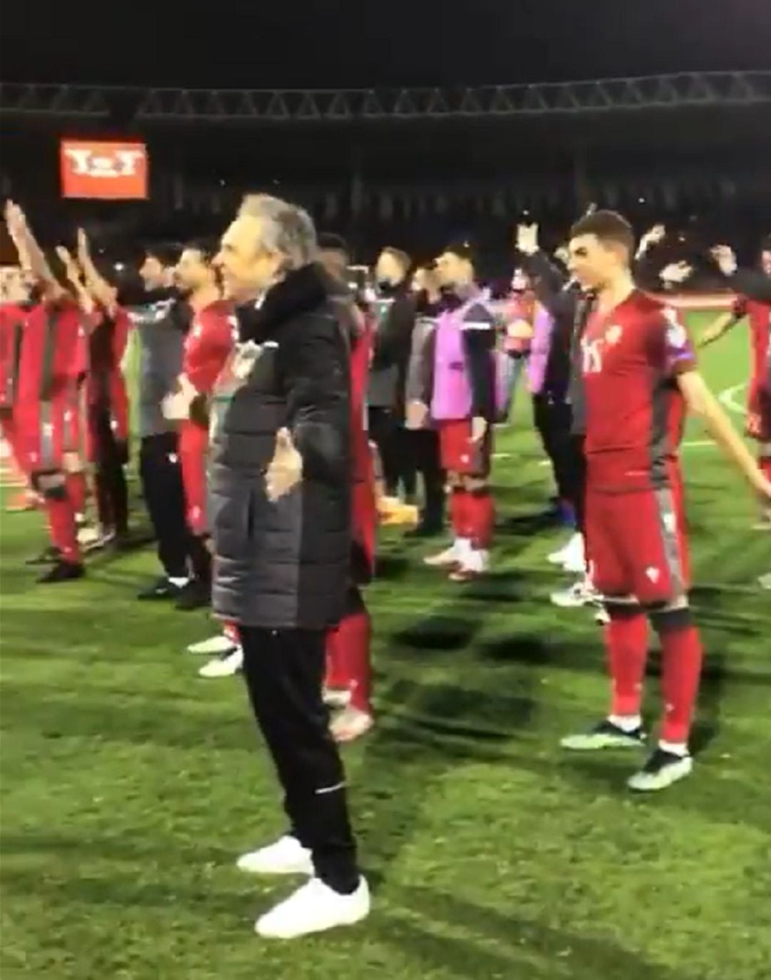 Caparrós celebra junto a sus jugadores la remontada ante Rumanía