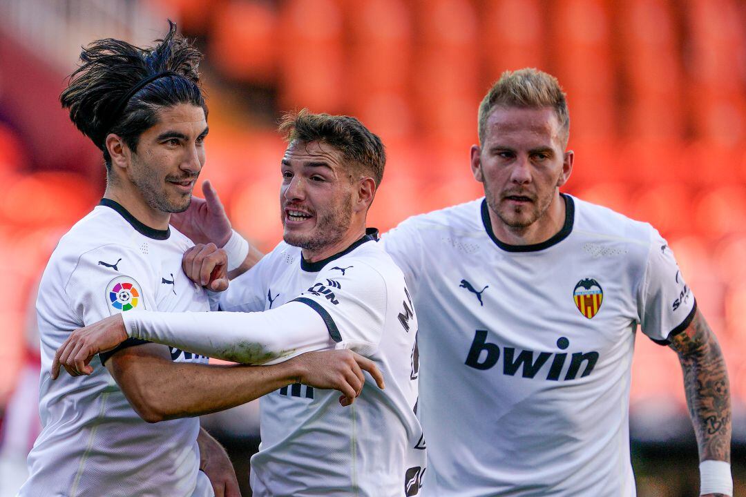 Carlos Soler, Manu Vallejo y Uros Racic, celebran un gol con la camiseta del Valencia