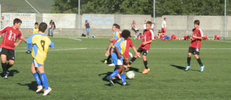 Un lance dun partido de fútbol base