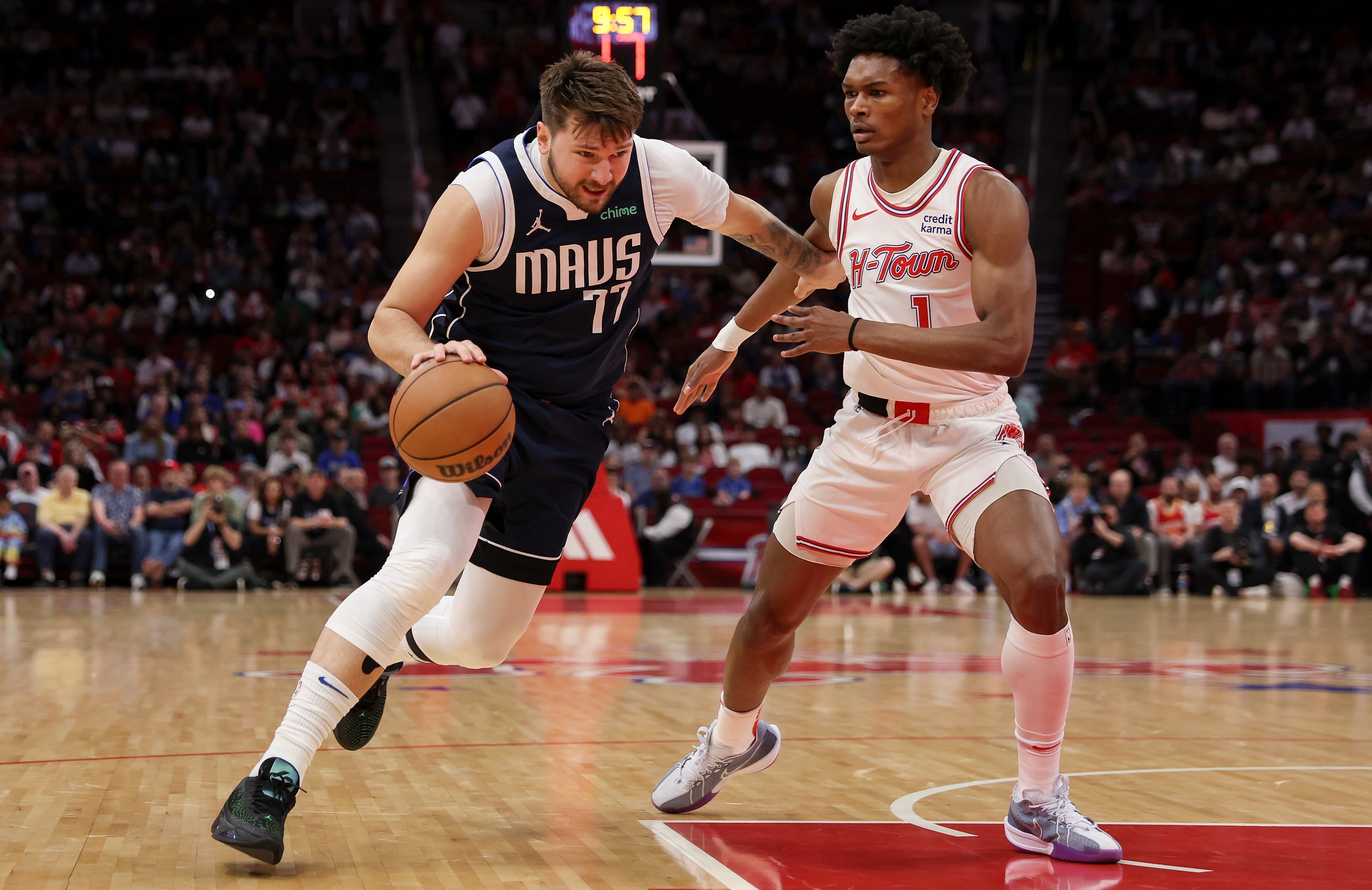 Luka Doncic intenta superar a Amen Thompson durante el partido entre Houston Rockets y Dallas Mavericks