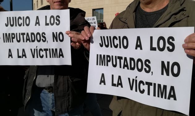 Manifestación durante el juicio en apoyo a la víctima