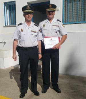 El comisario, Javier Pérez, y el inspector, Rafael Alcaide, con la distinción