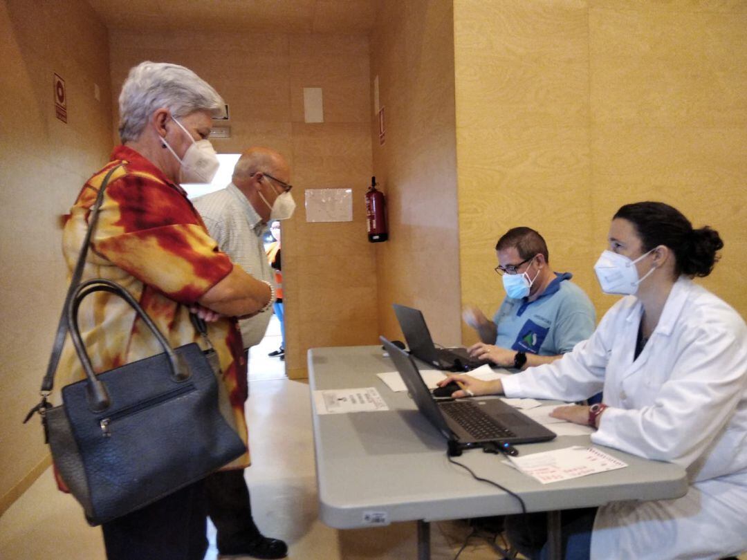 Vacunación de mayores en el Centro Cívico de Poniente. Foto de archivo