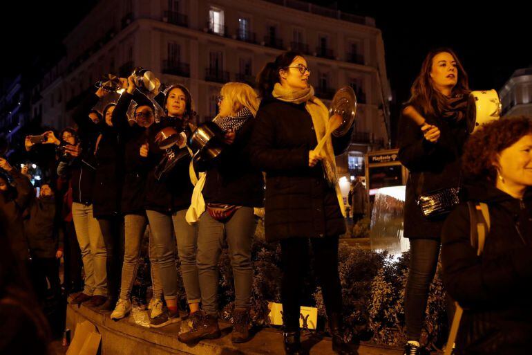 Imagen de una cacerolada llevada a cabo en Madrid en las horas previas al 8 de marzo de 2018.