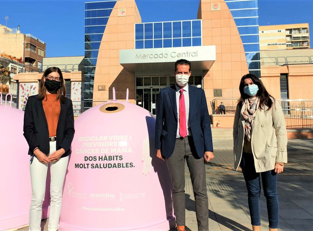 Los contenedores de la Plaza Castelar de Elda se tiñen de rosa 