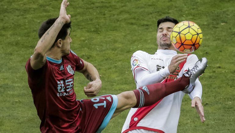 Javi Guerra y Yuri pelean un balón