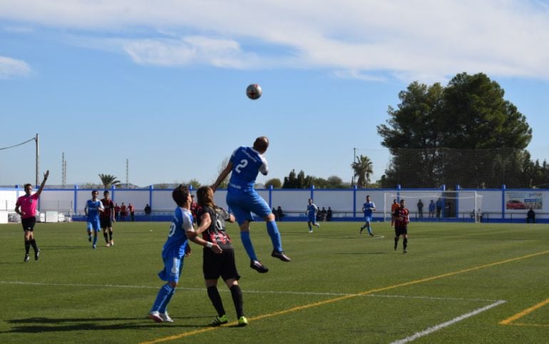 Galiano pelea un balón con un rival durante un partido en el Fernández Marchán