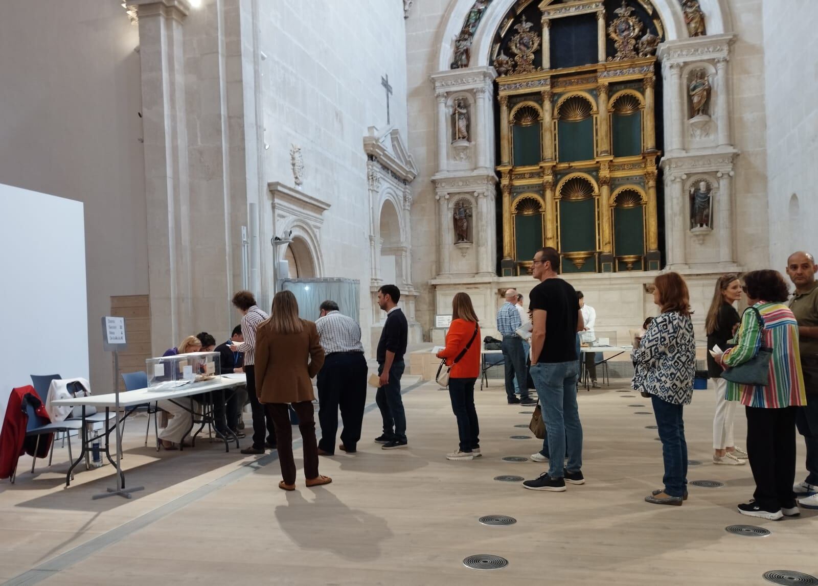 Colas a mediodía para votar en la iglesia desacralizada de San Esteban, en Murcia