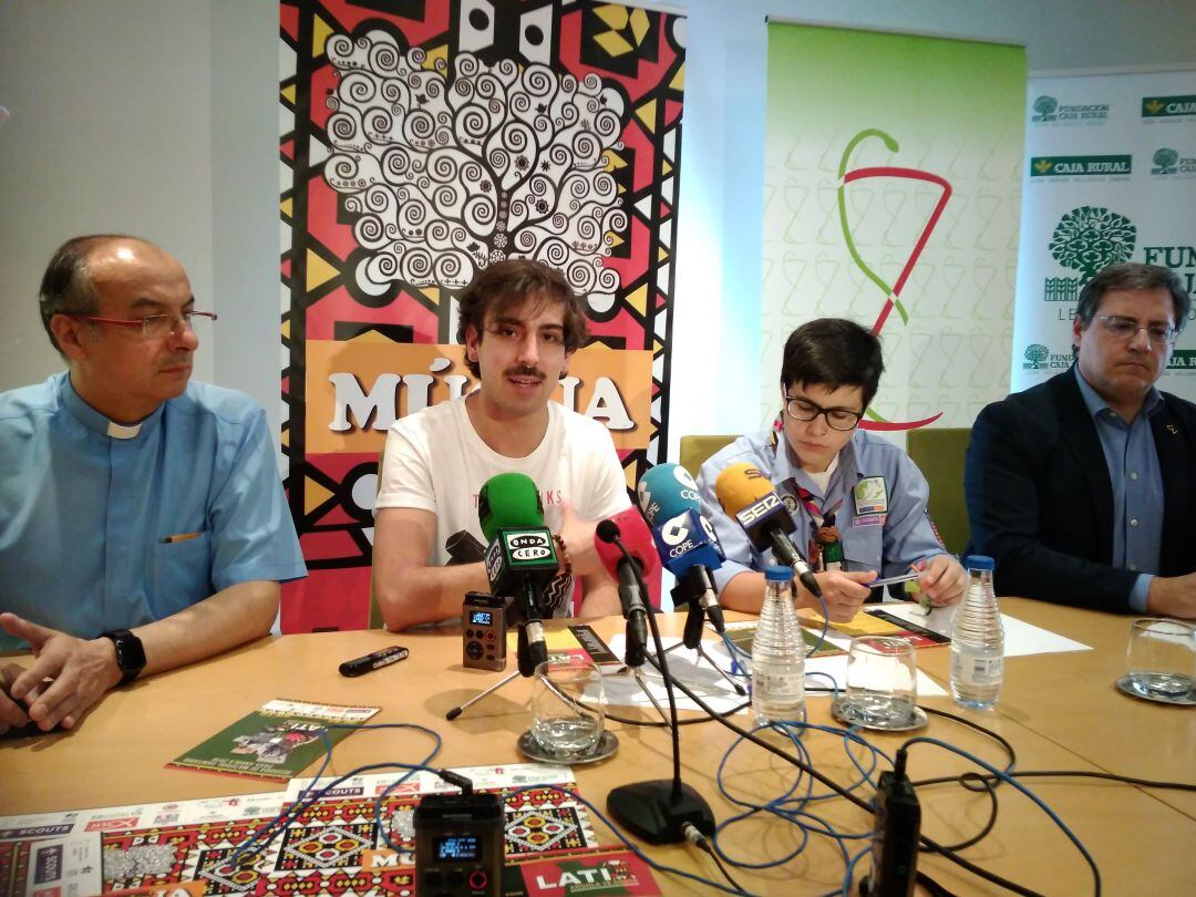 Momento de la presentación de la campaña de recogida de material sanitario para Angola. De izquierda a derecha: Jesus Campos, delegado de Pastoral Universitaria de Zamora. Guillermo Alejandro y Judith Domínguez, jovenes universitarios zamoranos que viajarán este verano al pais africano y Juan Prieto, presidente del Colegio de Farmaceuticos de Zamora.