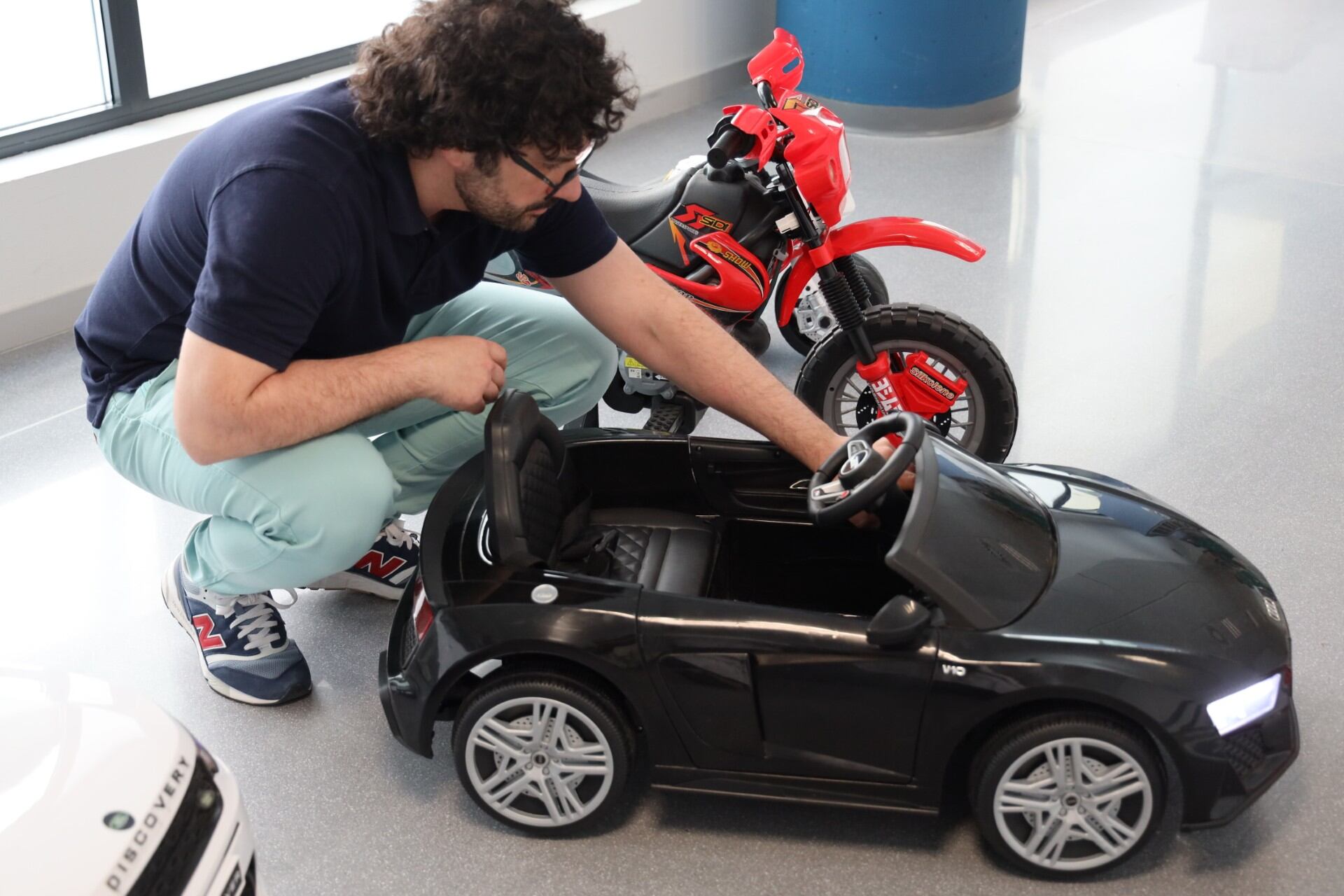 Uno de los coches y una de las motocicletas eléctricas donadas por una empresa al Hospital Universitario de Toledo