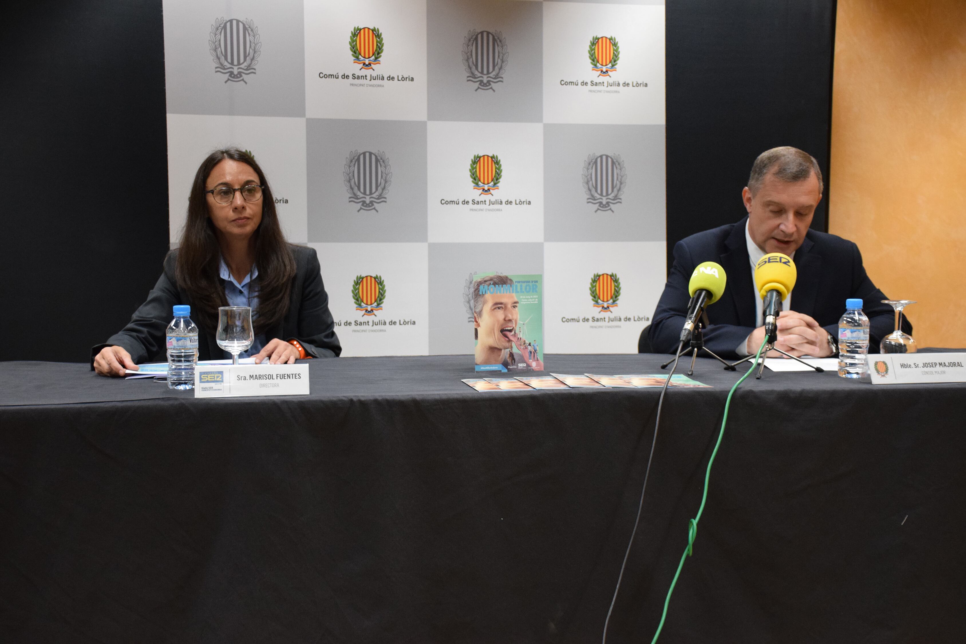 El cònsol major de Sant Julià de Lòria, Josep Majoral, i la directora de Ràdio Ser Principat d'Andorra, Marisol Fuentes, durant la presentació del projecte.