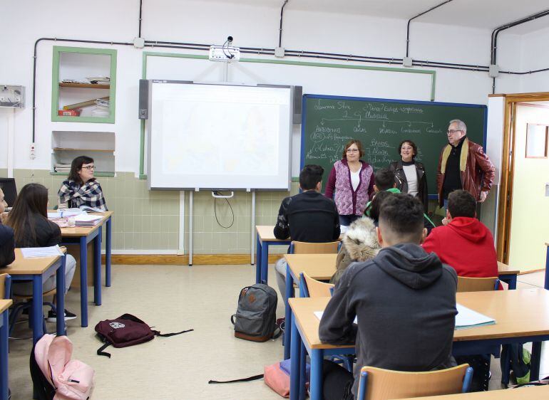 La concejala de educación. Mercedes Sánchez, junto con el de cultura, Francisco Ruiz y la directora del centro visitan una de las clases de alumnos