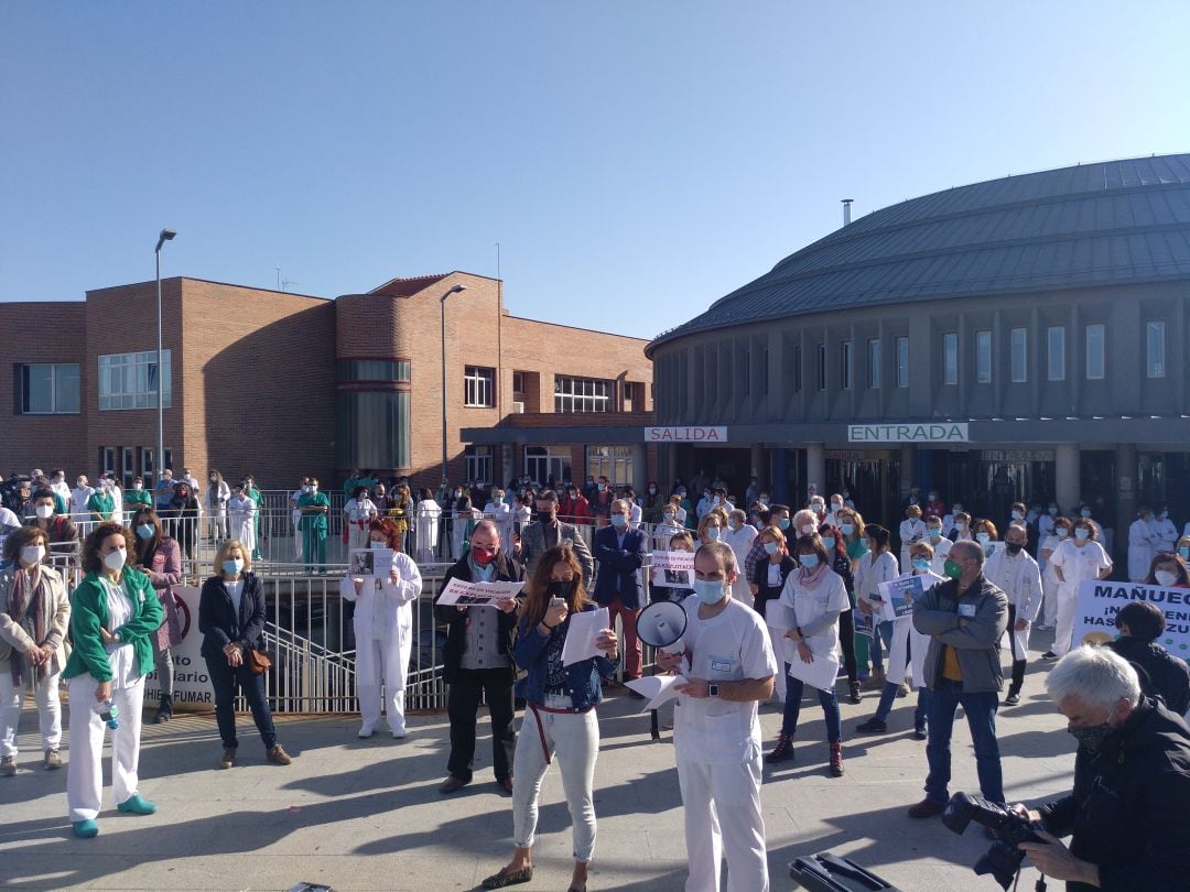 Trabajadores sanitarios en la movilizacion a las puertas del Hospital de Segovia